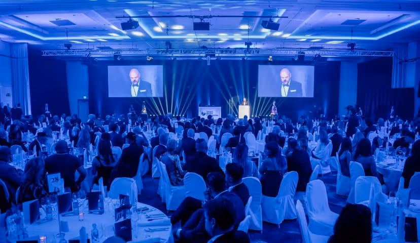 Gala-Abend mit mehreren hundert Gästen an gedeckten Tischen