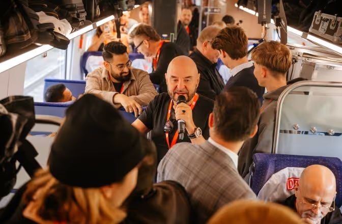 Vortrag im fahrenden Zug während einer Roadshow