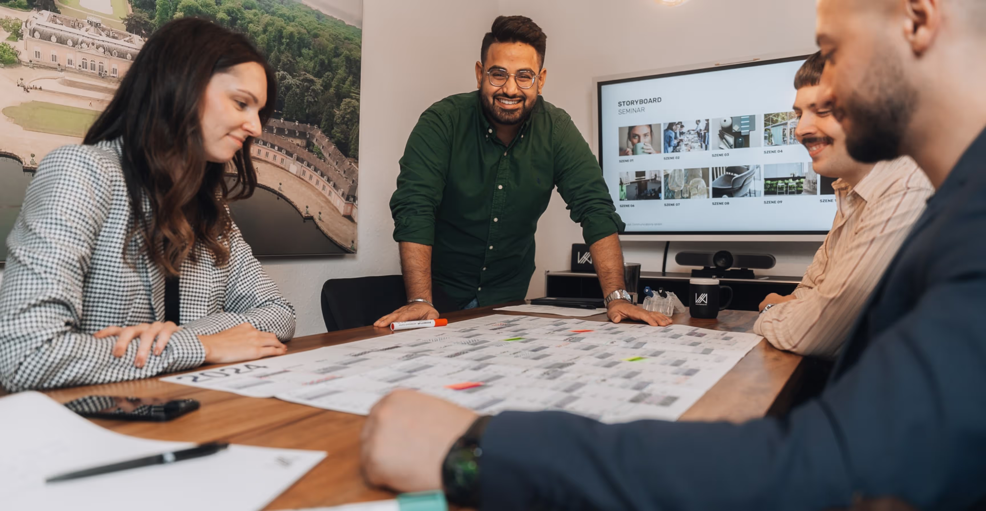 Das Team von KplusA beim Storyboard-Workshop im Besprechungsraum